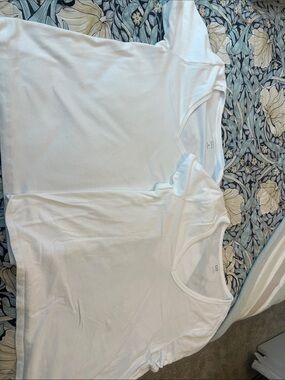 2 GAP White Short Sleeve V Neck Tees size XL